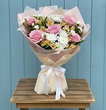 Букет цветов из:  Гвоздики, Орхидеи и Розы в Гелдагане