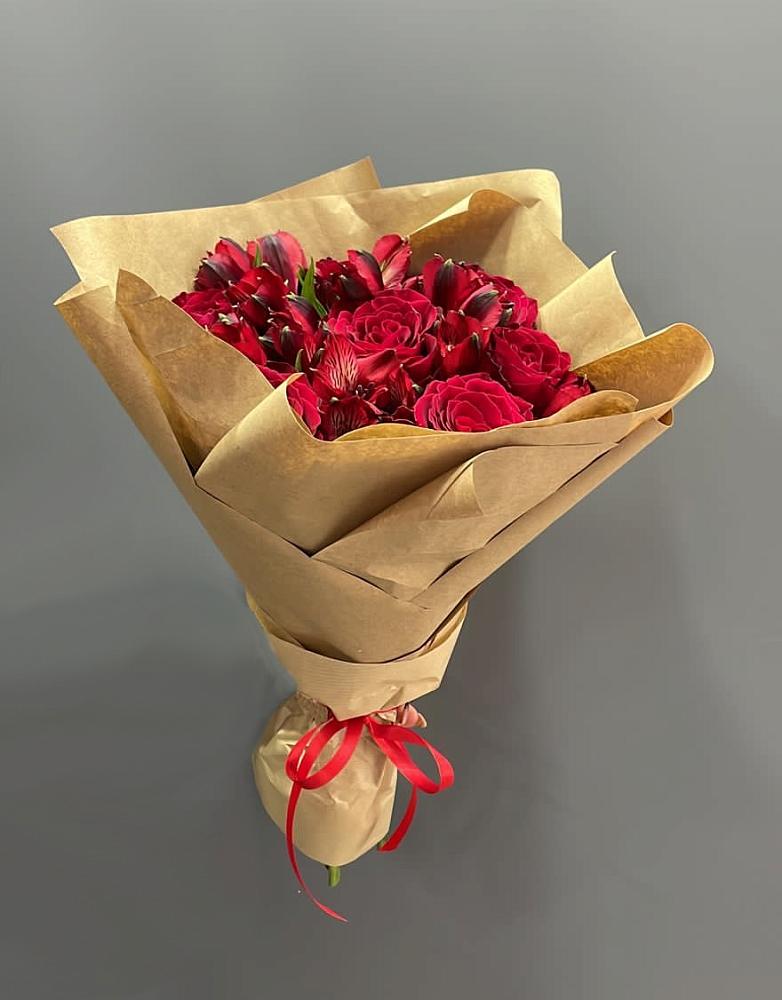 Букет цветов из: Альстромерии и Розы в Гелдагане