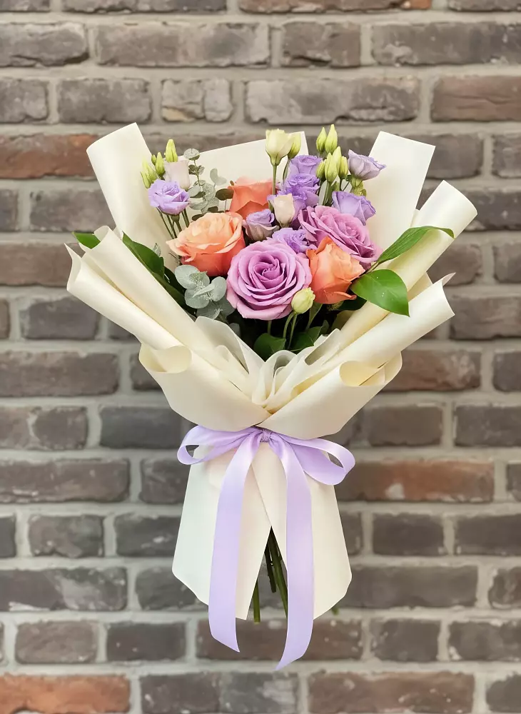 Букет цветов из: Лизиантусы и Розы в Гелдагане