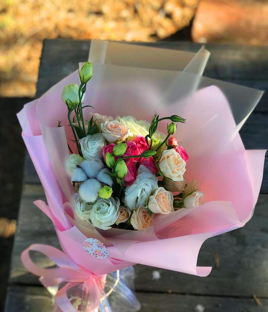 Букет цветов из: Розы и Лизиантусы в Гелдагане