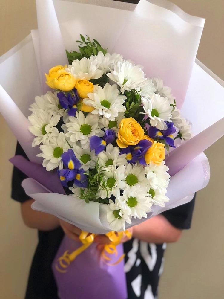 Букет цветов из: Ирисы, Хризантемы и Розы в Гелдагане