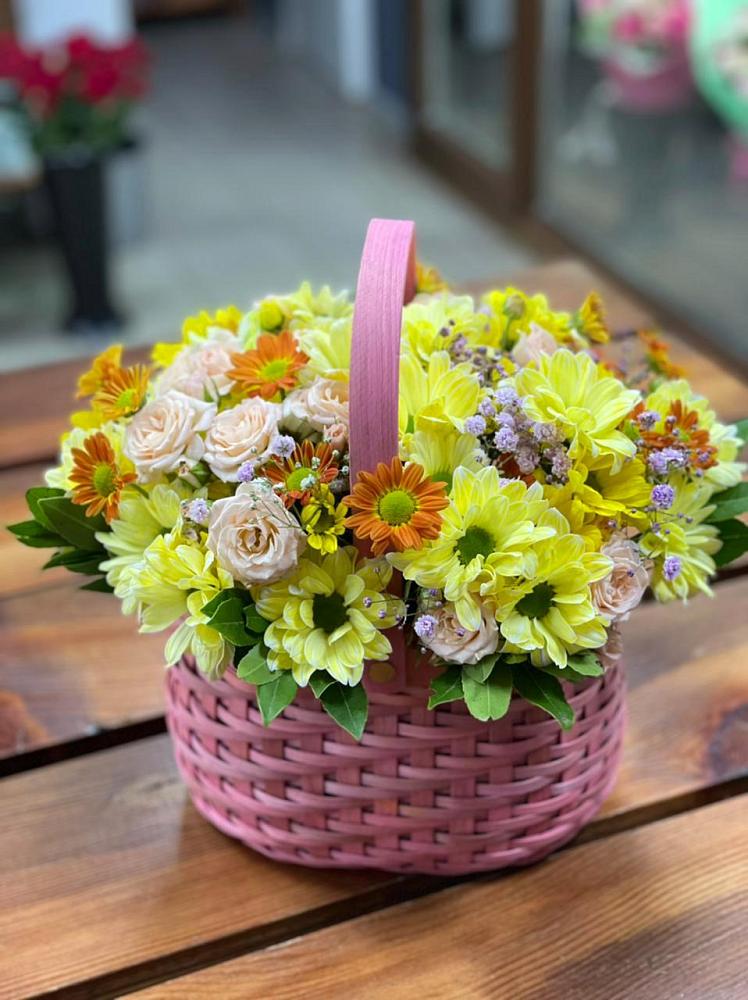 Цветочная композиция из Хризантемы и Розы в корзине в Гелдагане