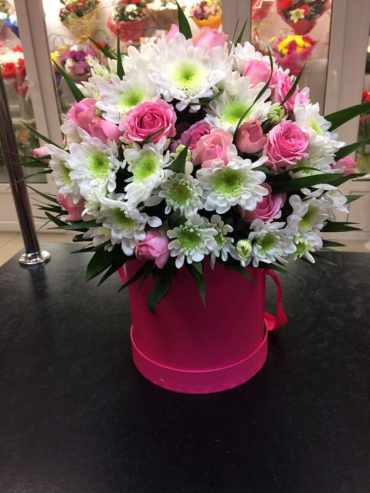 Цветочная композиция из Розы и Хризантемы в шляпной коробке в Гелдагане