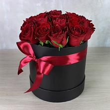 Цветочная композиция из Розы в шляпной коробке в Гелдагане
