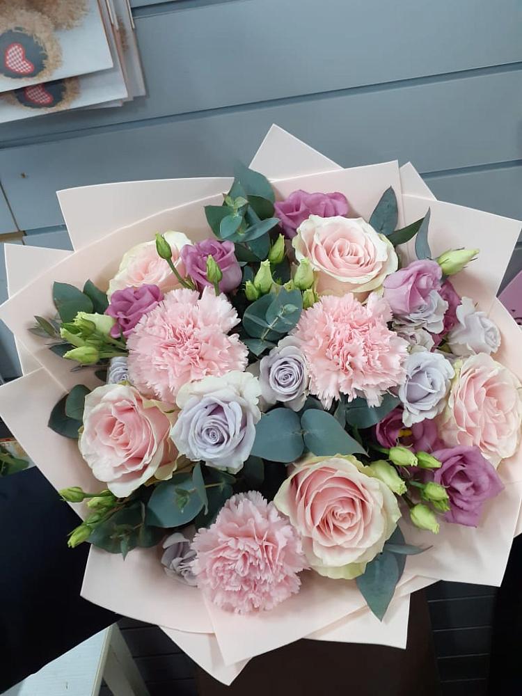 Букет цветов из: Розы, Гвоздики и Лизиантусы в Гелдагане