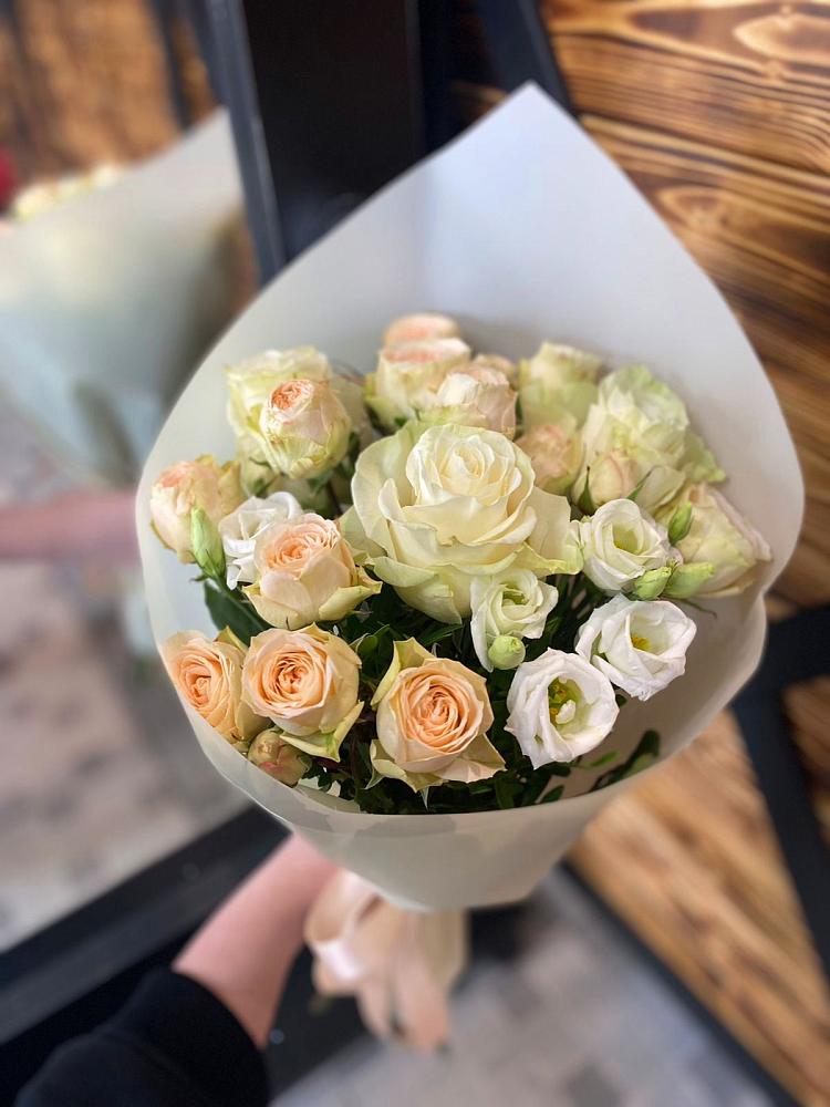 Букет цветов из: Розы и Лизиантусы в Гелдагане